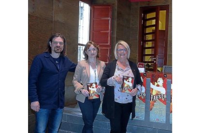 Francisco Lara, Carmen Vaquero y Amelia Aguado, ayer, en Santa Cruz.-C. BARRENA