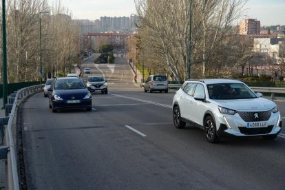 Circulación por el viaducto de Daniel del Olmo tras la reapertura de los dos carriles que estaban en obras. -J.M. LOSTAU