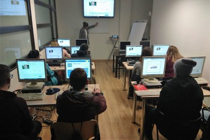 Varios alumnos siguen una de las clases teóricas en la autoescuela Master Vial para presentarse al examen de conducir en Tráfico. E. M.