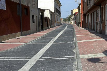 Calle del casco histórico de Tudela de Duero pavimentada durante la fase ejecutada en el pasado ejercicio 2017.-ICAL