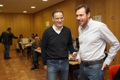 Cecilio Vadillo y Óscar Puente durante la celebración de las primarias del PSOE de Valladolid en 2014.- ICAL