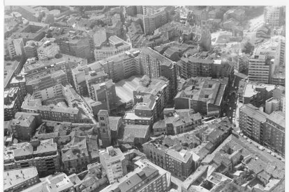 Vista aérea de Valladolid con la iglesia de San Martín en el centro y la Casa Revilla en la parte inferior derecha, en 1982.- ARCHIVO MUNICIPAL DE VALLADOLID