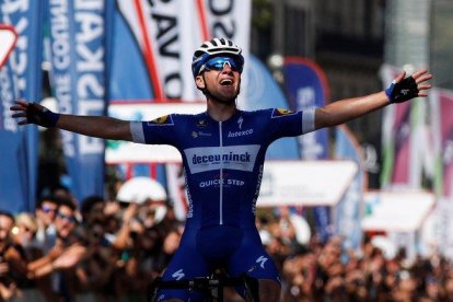 Remco Evenepoel celebra la victoria en San Sebastián.-EFE/ JAVIER ETXEZARRETA