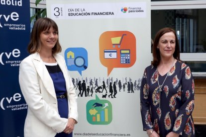 La presidenta de la CVE, Ángela de Miguel (I), y la directora de la sucursal del Banco de España en Valladolid, Natividad Santiago.-ICAL