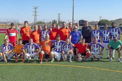 Los veteranos del Real Valladolid junto a los jugadores de El Puentre y organizadores del partido.-PABLO REQUEJO