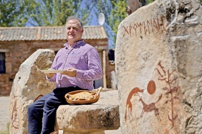 Manuel de Pablos en la entrada de la Venta de Tiermes, en el yacimiento arqueológico termesino.-