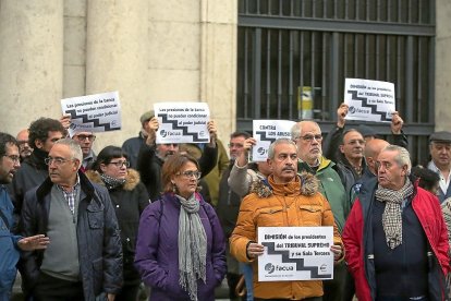 Concentración celebrada ayer a las puertas de la Audiencia Provincial de Valladolid.-ICAL