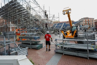 Construcción del estadio que acogerá en la Plaza mayor de Valladolid el Master de Pádel