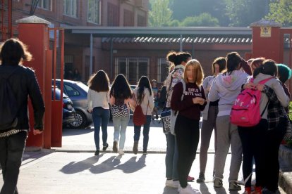 Alumnos de la ESOy Bachillerato a las puertas de un instituto de Valladolid.-ICAL