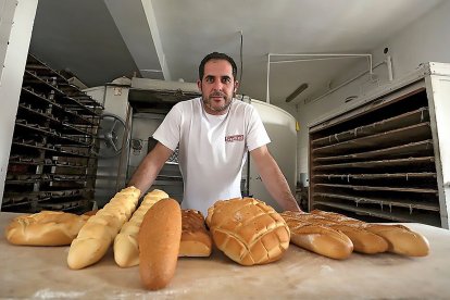 Mario Serna, panadero de Montemayor de Pililla, que deja en algunos pueblos solo cuatro piezas de pan . ICAL