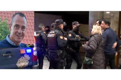 La familia de las víctimas de David Maroto, en la foto pequeña a la izquierda, lo increpan al grito de "asesino" a su llegada al juzgado este jueves.-E. M.