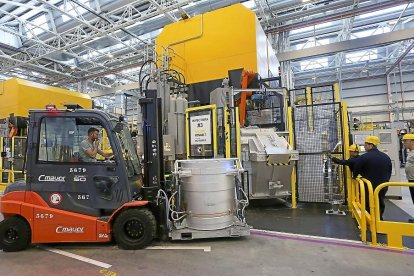 Varios trabajadores de Renault, en la planta de Valladolid, en una imagen de archivo.-MIGUEL ÁNGEL SANTOS / PHOTOGENIC