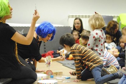 Dos de las educadoras con los niños que asistieron al taller del pasado martes.-EL PUENTE