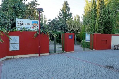 Entrada al colegio Miguel Delibes Valladolid.-E. M.