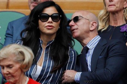 Jeff Bezos y Lauren Sánchez, en la final de Winbledon.-AFP / ADRIAN DENNIS