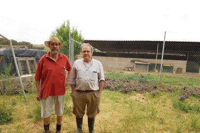 Los hemanos Ramón y Javier Monzón, en la finca de su propiedad.-L. VELÁZQUEZ