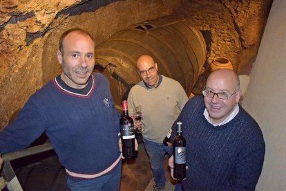 Los hermanos Juan, Fidel y Dativo Velasco, con sus vinos Garabitas y Peña Rejas en la bodega.-