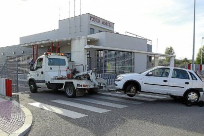 Una grúa en el depósito municipal de Valladolid. -E.M