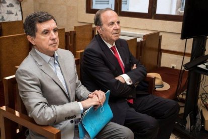 El expresidente del Govern balear Jaume Matas (i) y el exconseller de Interior y antiguo delegado del Gobierno José María Rodríguez (d), durante el juicio por el caso Over en la Audiencia de Palma de Mallorca.-LLITERES (EFE)