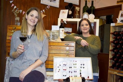 Las hermanas Reyes y Helena Muelas en un rincón de la sala de visitantes  y tienda en la misma entrada a la bodega lagar/taller de joyería, en Tordesillas.-