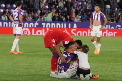 Niko consuela a Roque Mesa en el césped de Zorrilla / PHOTOGENIC