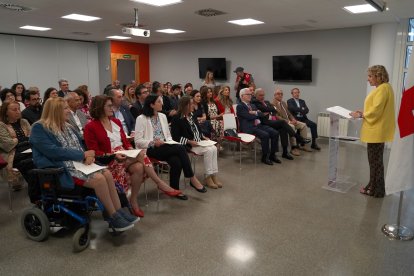 La presidenta autonómica de Cruz Roja, Rosa Urbón, junto a los presidentes provinciales.- ICAL