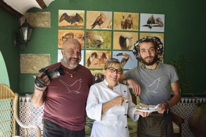 Luis Alfonso Apausa, María Dolores Veneros y el joven cocinero sirio Salam Mohamad.  /