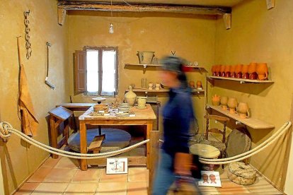 Una visitante recorre una de las estancias del Museo del Cántaro, en Valoria.-ICAL