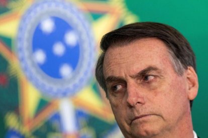 El presidente electo de Brasil, Jair Bolsonaro, y el actual mandatario  Michel Temer  fuera de cuadro  ofrecen una declaracion conjunta en el Palacio del Planalto sede del Gobierno.-JOEDSON ALVES (EFE)