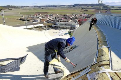 Trabajos de desmontaje de parte de la instalación de Meseta Ski en una imagen de archivo.-J. M. LOSTAU