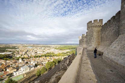 Últimos remates en la barbacana para poder recorrer el perímetro del castillo. / PABLO REQUEJO