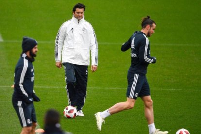 Isco (i) junto a Solari (c) en un entrenamiento del Madrid.-AFP