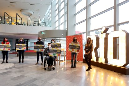 RÍO Shopping entrega la recaudación de sus Puntos Solidarios del centro comercial en el pasado año a la Federación Nacional Aspaym, Fundación Banco de Alimentos, Cruz Roja, Fundación Sandra Ibarra de solidaridad frente al Cáncer, Mensajeros de la Paz en Castilla y León y la Fundación Eusebio Sacristán.- ICAL