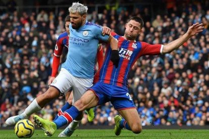 Gary Cahill trata de arrebatar el balón a Sergio Agüero-PAUL ELLIS (AFP)