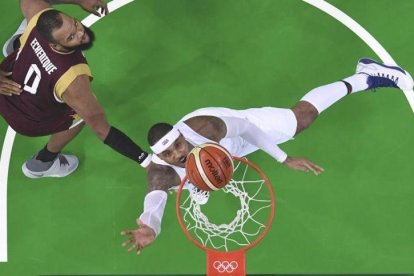 Carmelo Anthony anota una bandeja en el partido ante Venezuela.-POOL / REUTERS