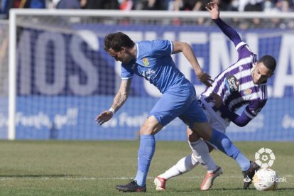 Anuar quiebra a un rival en el choque en Fuenlabrada. / LA LIGA