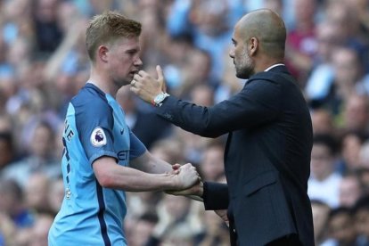 Pep Guardiola felicita a Kevin de Bruyne en el momento de su sustitución.-REUTERS / PHIL NOBLE