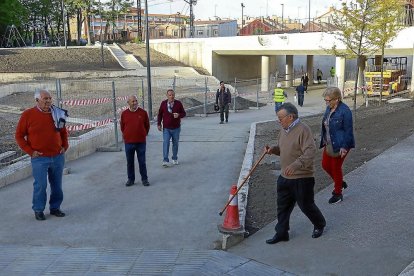 Los primeros usuarios del nuevo paso bajo las vías de La Pilarica, en la plaza de Rafael Cano.-J.M. LOSTAU