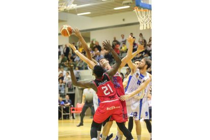 Sergio de la Fuente y Graham-Bell luchan por hacerse con un rebote en el partido de ayer en Hospitalet.-LOF