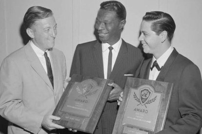 Lucho Gatica (derecha) y Nat King Cole (centro) reciben sendos premios, en Estados Unidos.-EL PERIÓDICO"Hoy mi playa se viste de amargura, porque tu barca tiene que partir…". Se murió Lucho Gatica, que parecía inmortal. Se va otra leyenda del bolero a la altura de los más grandes: Olga Guillot, Los Panchos, ya casi convertidos en una franquicia