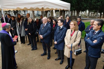 Jesús Julio Carnero junto a miembros de la corporación municipal en el cementerio. E.M.