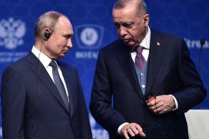 El presidente ruso, Vladimir Putin (izquierda), y su homólogo turco, REcep Tayyip Erdogan, durante la inauguración del nuevo gasoducto, en Estambul.-OZAN KOSE (AFP)