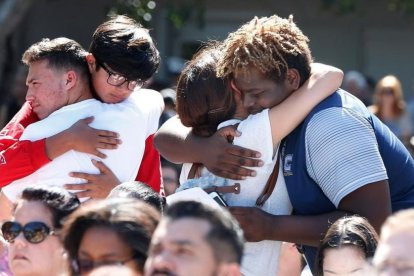 Asistentes a la vigilia por las víctimas del tiroteo en el instituto Marjory Stoneman Douglas en Florida-/ RHONA WISE (AGENCIAS)