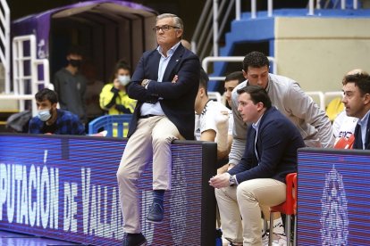 Paco García, sentado en una valla, observa el duelo ante Lleida. / PHOTOGENIC