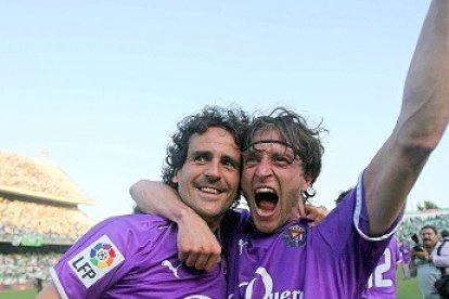 García Calvo y Óscar Sánchez celebran sobre el césped del Villamarín la permanencia 08-09.