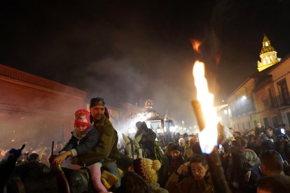 La localidad de Nava del Rey celebra la procesión de subida a la ermita de la Virgen de los Pegotes, fiesta declarada de Interés Turístico Nacional.- ICAL