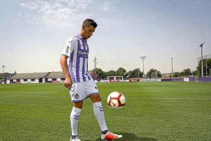Alcaraz realiza toques de balón en el césped de los Anexos antes de su presentación.-MIGUEL ÁNGEL SANTOS