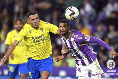 Joaquín despeja de cabeza ante la mirada de Lucas Pérez. / LA LIGA