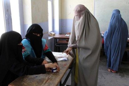 Dos mujeres afganas votan en un colegio de Kandahar, este sábado.-MUHAMMAD SADIQ (EFE)