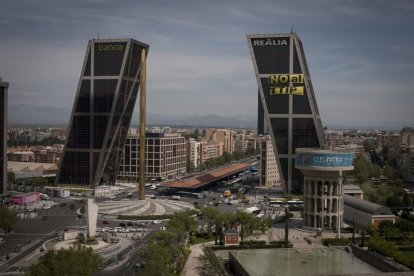 Una de las últimas acciones de protesta de Greenpeace en Madrid contra el Tratado de LIbre Comercio entre la UE y Estados Unidos.-E. M.